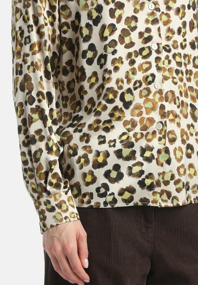 Camicia a bottoni con stampa leopardata realizzata in tessuto leggero, caratterizzata da tonalità terrose di marrone, verde e nero, con una texture liscia e polsini.