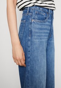 GAP Leveälahkeiset - blue denim