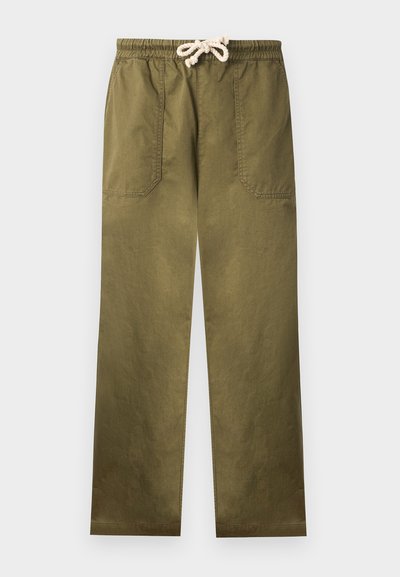 Ελαφρώς πράσινο παντελόνι με ελαστική μέση και λευκό κορδόνι, με μεγάλες μπροστινές τσέπες.