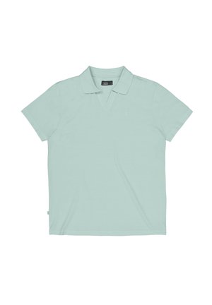 Lichtgroen poloshirt met korte mouwen, een kraag en een V-hals, plat neergelegd op een witte achtergrond.