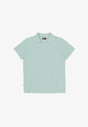 Hellgrünes Poloshirt mit kurzen Ärmeln, Kragen und V-Ausschnitt, flach auf weißem Hintergrund ausgelegt.