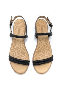Sandalias negras con dos tiras estrechas, una texturizada y otra lisa, sobre una plantilla acolchada con un patrón de hojas. Cierre de hebilla.