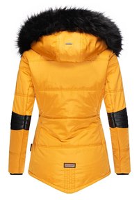 Doudoune jaune avec une capuche en fausse fourrure noire, des coutures verticales et des accents imitation cuir sur les manches. Logo de la marque près de l'ourlet.