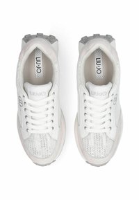 Chaussures de sport blanches en mesh et suède, avec bout arrondi, lacets plats et semelle en caoutchouc avec détails texturés.