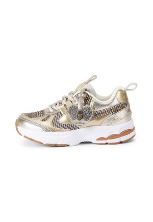 Chunky Sneaker mit goldfarbenem Metallic und Hahnentrittmuster, dicker weißer Sohle, beigen Schnürsenkeln und einem silbernen herzförmigen Anhänger an den Schnürsenkeln.
