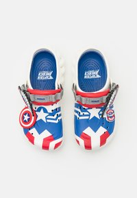 Crocs CROCS X CAPTAIN AMERICA UNISEX - Mules - white