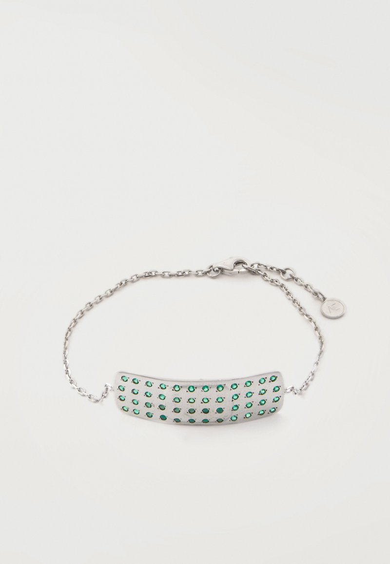 Ασημένιο βραχιόλι αλυσίδα με μια καμπυλωτή ορθογώνια πλάκα που διαθέτει τέσσερεις σειρές μικρών πράσινων πολύτιμων λίθων και κούμπωμα με γδαρσίκαρα.