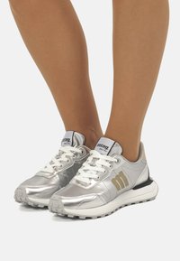 mtng Zapatillas - plata