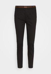 Pantalon noir ajusté coupe slim avec passants pour ceinture et une fine ceinture marron avec une boucle argentée sur fond blanc.