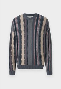 Πλεκτό πουλόβερ με στρογγυλή λαιμόκοψη, που διαθέτει εναλλασσόμενες ρίγες σε ναυτικό μπλε, κρεμ και κόκκινο. Υφή με ανάγλυφα σχέδια και ελαστικές μανσέτες και στρίφωμα.