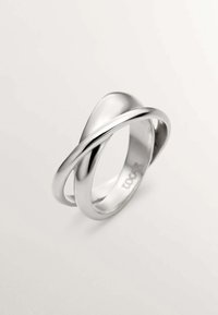 Anillo de plata con un diseño retorcido, que presenta superficies lisas y pulidas, y una forma redondeada. Acentos texturizados en el interior de la banda.