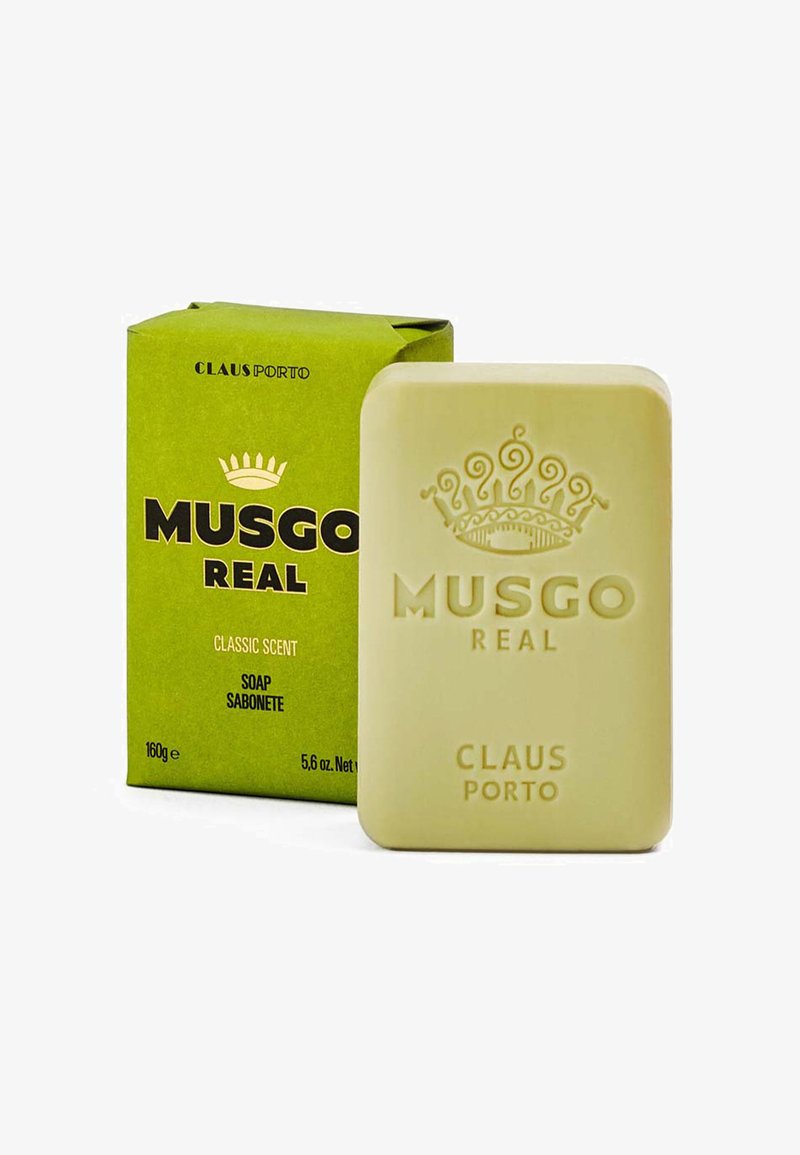 MUSGO REAL Seife in hellem Gelb, rechteckiger Form mit eingeprägter Krone und Text. Die Verpackung ist grün mit schwarzer Beschriftung und Details zum Duft.
