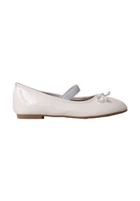 Ballerine en cuir verni blanc avec une sangle élastique sur le dessus et un petit nœud sur le bout arrondi.