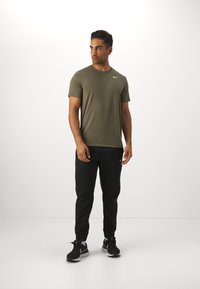Nike Performance TEE RESET - Sport T-Shirt - medium olive