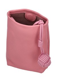 Różowy skórzany woreczek o fakturowanej powierzchni, z otwartą górą i ozdobnym sznurkiem zawiązanym na supeł. Wnętrze jest brązowe, co podkreśla jego wzornictwo.