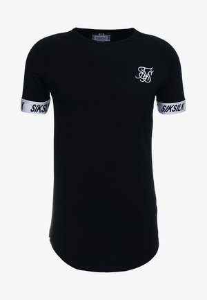 Mustapaita, jossa on lyhyet raglan-hihat, rintataskussa valkoinen brodeerattu logo ja hihoissa valkoinen nauha, jossa lukee "SIKSILK".