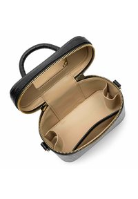 Borsa in pelle con stampa coccodrillo nera, dalla forma strutturata e arrotondata. L'interno presenta una fodera beige, numerosi scomparti e una zip dorata.