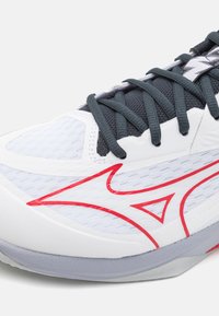 Mizuno THUNDER BLADE Z - Zapatillas de voleibol - white/salsa/black