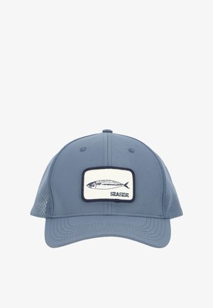 Cappellino da baseball blu con retro in rete, caratterizzato da una toppa bianca raffigurante un pesce e la parola "SEASIDE" in lettere blu navy.