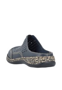 Dunkelgrauer Slipper mit perforiertem Obermaterial, strukturiertem schwarzen Gummisohle und gesprenkelten beigen Akzenten. Runde Zehenform und Design mit niedrigem Absatz.