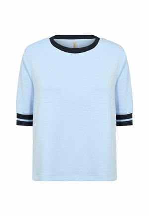Svijetloplava majica s kratkim rukavima, okruglim rebrastim tamnoplavim ovratnikom i tamnoplavim prugama na rukavima. Mekana, glatka tkanina. Ležeran dizajn.