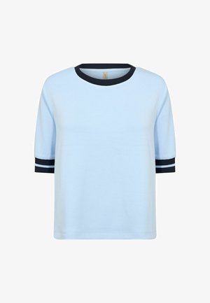 Világoskék rövid ujjú felső kerek, tengerészkék bordázott nyakkivágással és tengerészkék csíkos díszítésekkel az ujjakon. Puha, sima anyagból. Hétköznapi dizájn.