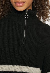 ONLY Tall Stickad tröja - black