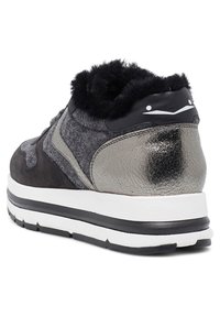Chaussure de sport noire et grise avec une tige en daim et feutre, contre-épaule métallique brillant, col texturé doux et semelle intermédiaire blanche.