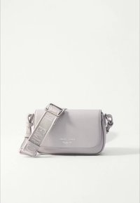 Világosszürke bőrből készült keresztpántos táska, texturált felülettel, levehető pánttal és mágneses záródású fedéllel. Ezüst színű fém kiegészítők.