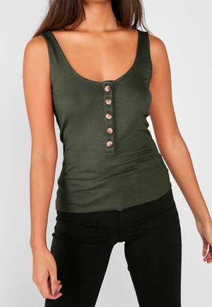 Oliivinvihreä ribbineuloksinen hihaton toppi, jossa on pyöreä pääntie ja viisi pyöreää nappia edessä. Istuvamalli ja pehmeä materiaali.