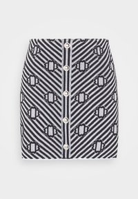 Gonna a righe bianche e nere con un motivo geometrico, caratterizzata da bottoni in argento sul davanti e un design aderente. Tessuto testurizzato.