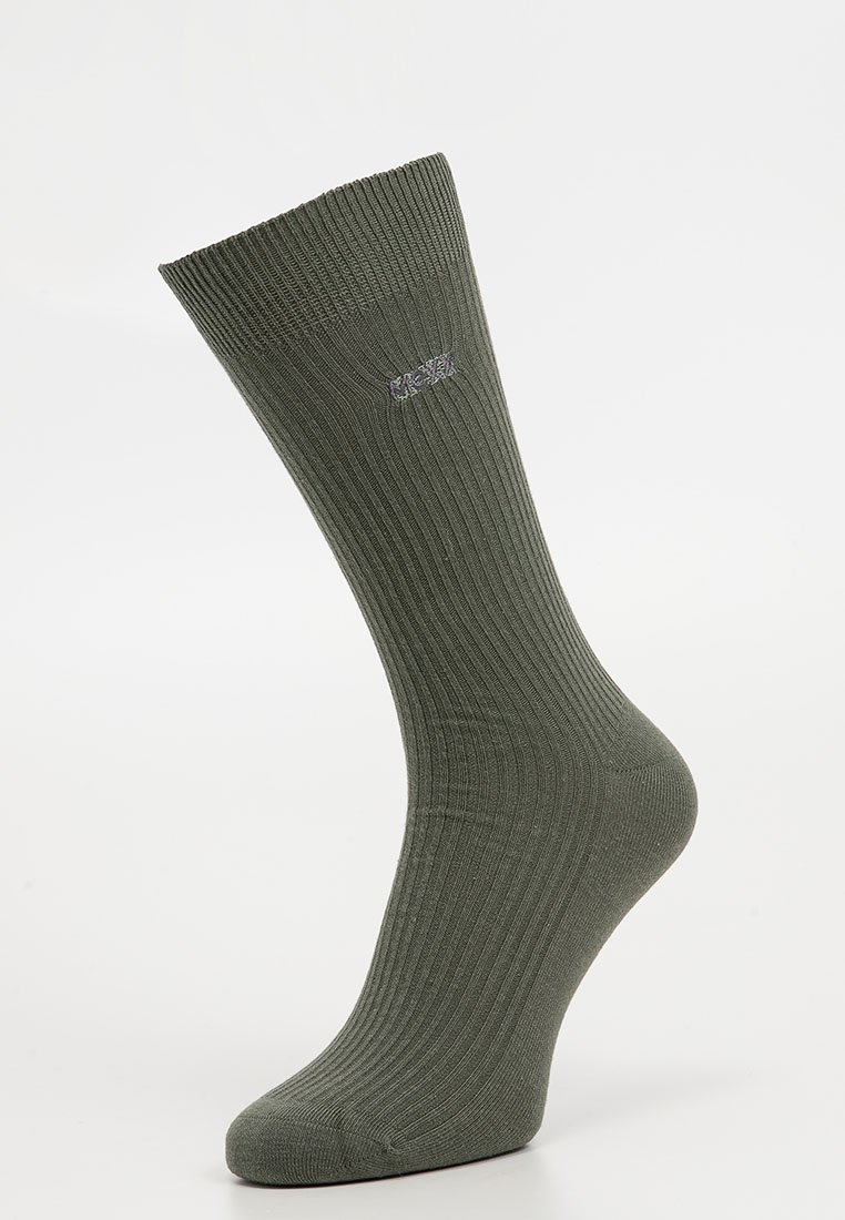 Olivengroene geribbelde sokken met een zichtbaar logo aan de bovenkant. Gemaakt van zacht materiaal, hebben ze een naadloos ontwerp voor comfort.