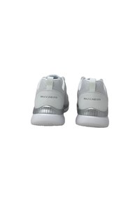 Scarpe da ginnastica bianche in rete con tallone grigio testurizzato, dotate di un'etichetta di trazione e del logo "SKECHERS" sui lati.