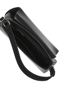 Borsa a tracolla in pelle nera con design elegante, finiture in argento e tracolla regolabile. Aperta per mostrare un ampio interno con tasca con cerniera.