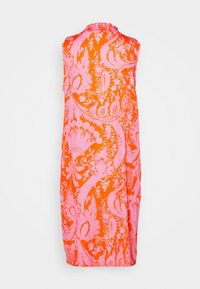 Vestido sin mangas con un fondo naranja vibrante y patrones florales rosa intrincados. Tejido suave con escote fruncido y cortes holgados.