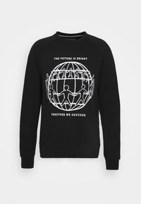 Czarna bluza z długimi rękawami raglanowymi, z białą grafiką przedstawiającą postacie trzymające się za ręce wokół globu oraz tekstem powyżej i poniżej.