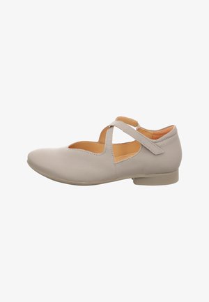 Helle beige Lederschuhe mit abgerundeter Spitze, Ausschnittdesign und zwei überkreuzten Riemen. Sie verfügen über einen niedrigen, flachen Absatz und eine glatte Textur.