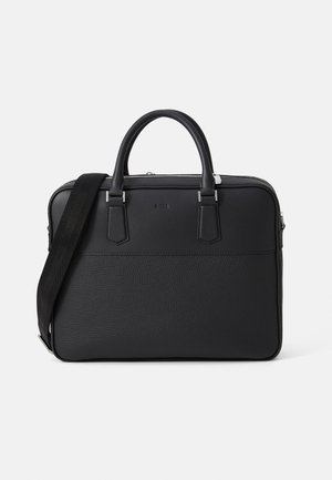 Malette en cuir noir avec un panneau inférieur texturé, une section supérieure lisse, des poignées supérieures doubles, une bandoulière amovible et des accents en métal argenté.