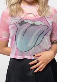 Paradiso Clothing THE ROLLING STONES  GRADIENT TONGUE MESH CROP - Print T-shirt - white