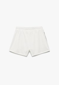 Hvide athletic shorts med elastisk talje og diskrete sorte striber på siderne, lagt fladt på en hvid baggrund.