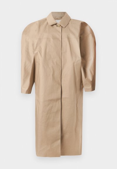Beige oversized kabát se strukturovaným límcem, rukávy o délce 3/4 a předními rozparky. Vyrobeno z hladké tkaniny s minimalistickým designem.