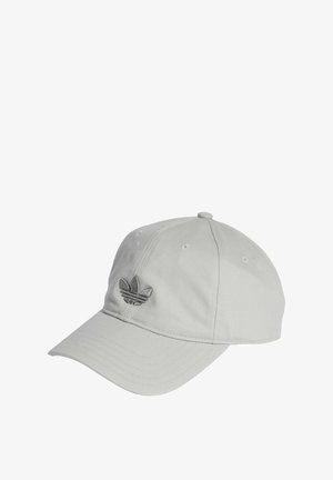 Casquette de baseball gris clair avec une visière incurvée et un logo brodé Adidas gris foncé au centre avant.