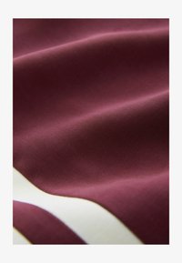 Sélectionné, burgundy red