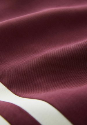 Material maro închis cu textură fină, prezentând valuri netede și un luciu subtil, însoțit de dungi de culoare fildeș.