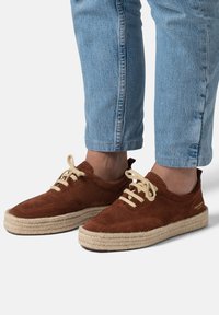 FRED MARTIN COLLECTION MYKONOS - Espadrillas - red brown suede