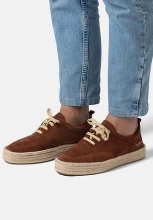 FRED MARTIN COLLECTION MYKONOS - Alpargatas - red brown suede