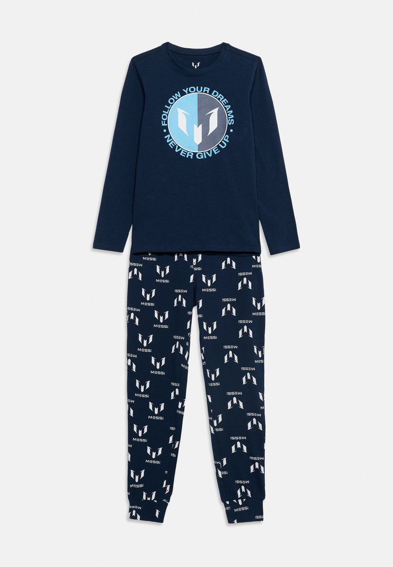 Μπλε σκούρο μπλουζάκι με μακριά μανίκια με το κείμενο "Ακολούθησε τα όνειρά σου, ποτέ μην τα παρατήσεις" και έμβλημα, συνδυασμένο με παντελόνια με σχέδιο και το λογότυπο του Μέσι.