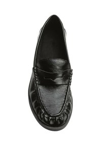 Mocasín de piel negra con punta redonda, detalles texturizados y una banda cosida en el empeine. Diseño ligero, adecuado para un uso casual.