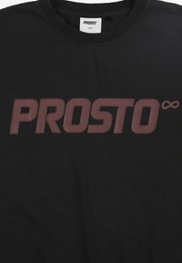 Czarny t-shirt z dużym, bordowym logo "PROSTO" z symbolem nieskończoności. Wykonany z miękkiej bawełny, z okrągłym dekoltem.