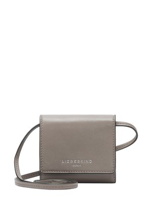 Borsa a tracolla compatta in pelle grigia con chiusura a patta, logo in rilievo e una sottile tracolla. Texture liscia e design minimalista.